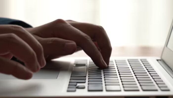 Laptop Lemot Saat Internetan? Ini Penyebab dan Solusinya