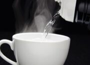 Waktu Terbaik Minum Air Hangat Menurut Ahli