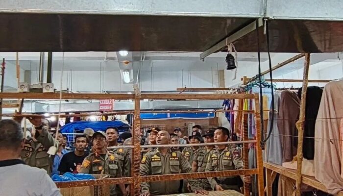 Lagi, Satpol PP Tertibkan PKL di Depan Blok A Pasar Raya Padang