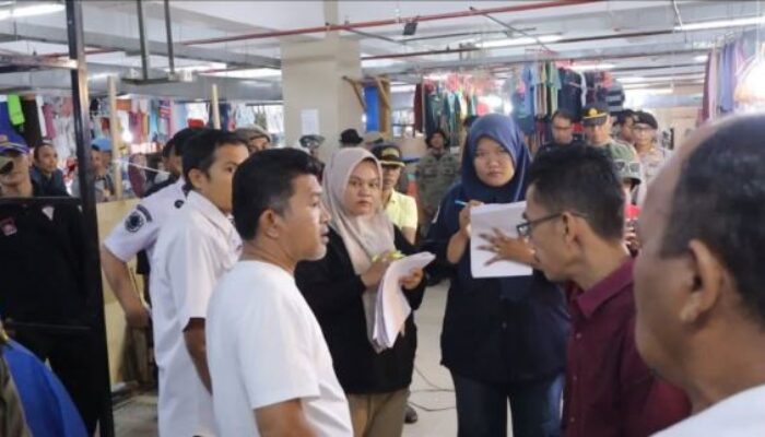 Tim Gabungan Disdag Tata Ulang Pedagang Fase VII Pasar Raya Padang