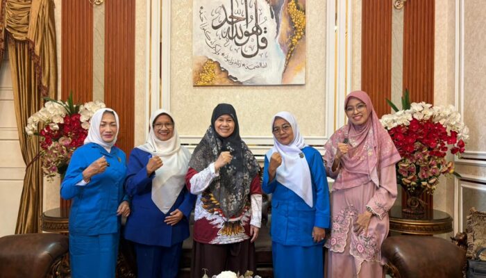 Silaturahmi IKWI-PKK Sumbar, Harneli Ingatkan Transparansi dan Penguatan Ekonomi