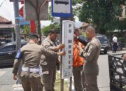 Hendri Arnis Tertibkan Spanduk dan Booth Pedagang di Jalan Utama Kota Padang Panjang