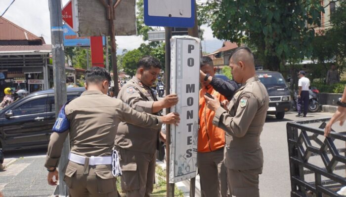 Hendri Arnis Tertibkan Spanduk dan Booth Pedagang di Jalan Utama Kota Padang Panjang