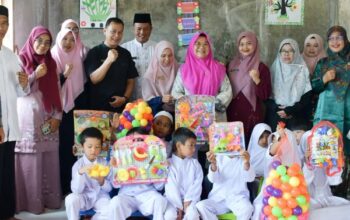 TP PKK Agam Berbagi di Bulan Ramadhan: Anak TK dan Lansia di Tanjung Raya Dapat Bantuan Al Quran dan APE