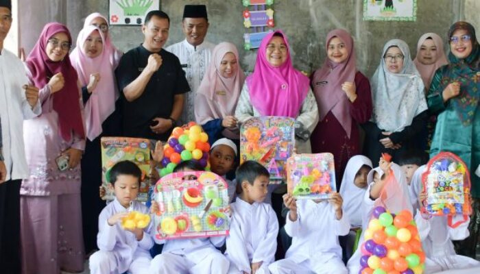 TP PKK Agam Berbagi di Bulan Ramadhan: Anak TK dan Lansia di Tanjung Raya Dapat Bantuan Al Quran dan APE