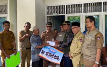 SERAHKAN BANTUAN KORBAN KEBAKARAN-- Wakil Wali Kota Padang Maigus Nasir, s menyerahkan bantuan secara langsung kepada warga terdampak musibah kebakaran di Jalan Jati Adabiah No. 43, RT 001 RW 007, Kelurahan Jati, Kecamatan Padang Timur, Senin (9/2/2026).