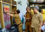 Rumah Penerima Bansos di Silaing Bawah Dipasang Stiker “Keluarga Miskin”