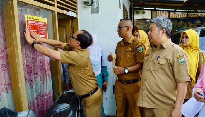 Rumah Penerima Bansos di Silaing Bawah Dipasang Stiker “Keluarga Miskin”