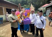 Andre Rosiade Salurkan 155 Paket Sembako untuk Korban Bencana Galodo di  Guguak Malalo Tanah Datar