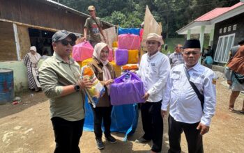 Andre Rosiade Salurkan 155 Paket Sembako untuk Korban Bencana Galodo di  Guguak Malalo Tanah Datar