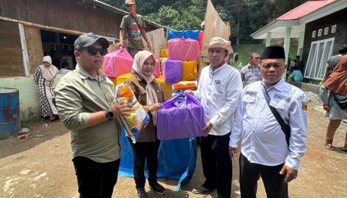 Andre Rosiade Salurkan 155 Paket Sembako untuk Korban Bencana Galodo di  Guguak Malalo Tanah Datar