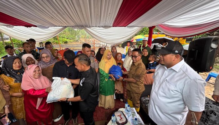 Andre Rosiade Bagikan Ribuan Paket Sembako HUT Gerindra di Pesisir Selatan