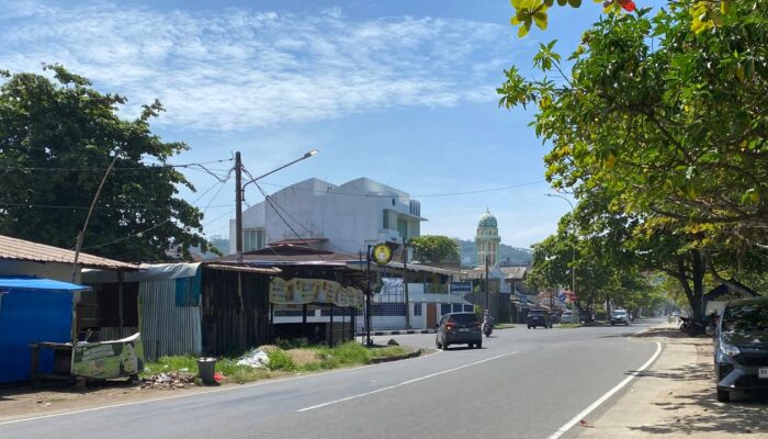 Viral! Ngaku Juru Parkir, Mobil Pengunjung Pantai Padang Dilempari Batu