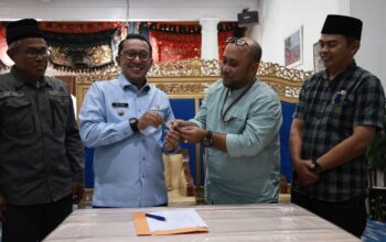 PT Nindya Karya Serahkan Kunci Huntara di Guguak Malalo