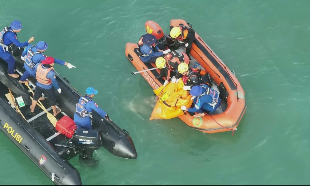 PENCARIAN KORBAN TERAKHIR-- Tiga anak yang terseret arus saat bermain di kawasan Pantai Ujung Batu, Kecamatan Koto Tangah, Kota Padang, akhirnya ditemukan Tim SAR Kota Padang dalam keadaan meninggal dunia. Korban terakhir berhasil ditemukan, Minggu (1/2/2026). (foto: Kantor SAR Kota Padang)
