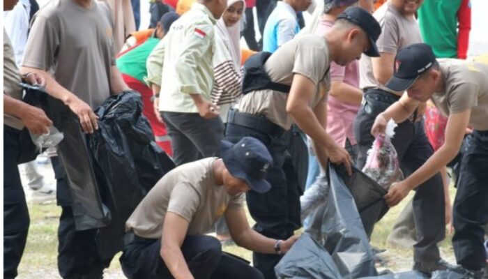 Indonesia ASRI 2026: Polres Agam, TNI dan Pemkab Bersihkan Pantai Tiku