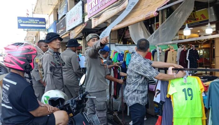 Hari Kedua Penertiban Selasar Pasar Raya Padang Barat, Masih Ada Pedagang Jualan di Badan Jalan