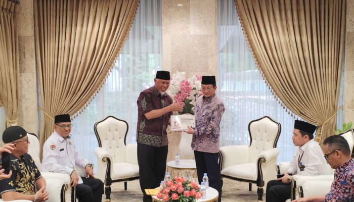 Gubernur Sumbar Serahkan Rekomendasi Seminar Wakaf Internasional kepada Menteri Agama RI