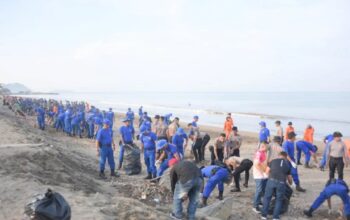 Tanggapi Instruksi Presiden: Polda Sumbar Gelar Aksi Korve Bersih-Bersih di Pantai Padang