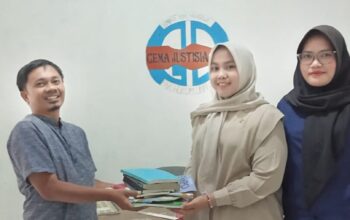 Komunitas Padang Kuno Sedekah Buku untuk LPM Gema Justisia Unand