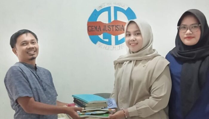 Komunitas Padang Kuno Sedekah Buku untuk LPM Gema Justisia Unand
