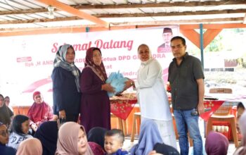 Andre Rosiade Bagikan 500 Paket Sembako di Gates Padang